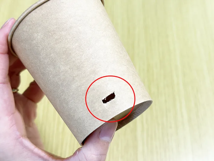 紙コップ2つで作る『小さなペダルつきゴミ箱』の画像（撮影：grapeライフハック編集部）