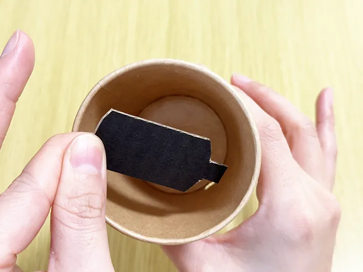 紙コップ2つで作る『小さなペダルつきゴミ箱』の画像（撮影：grapeライフハック編集部）