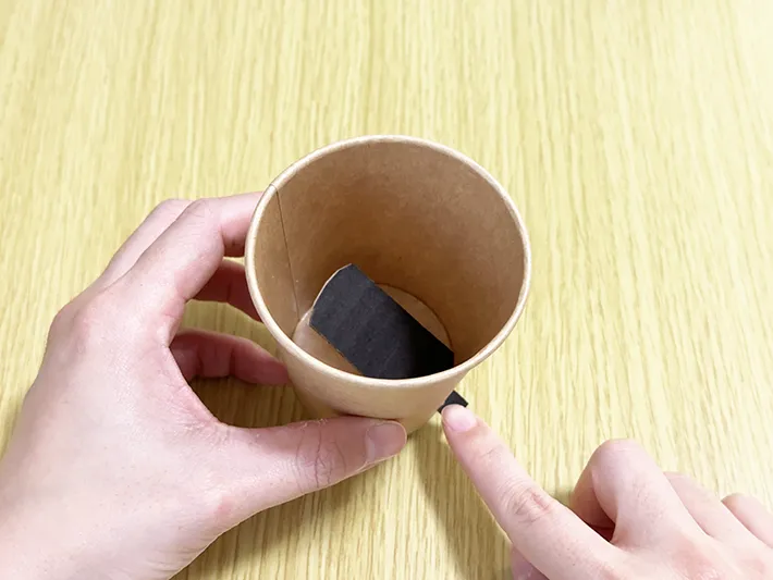 紙コップ2つで作る『小さなペダルつきゴミ箱』の画像（撮影：grapeライフハック編集部）