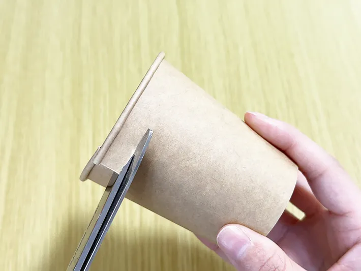 紙コップ2つで作る『小さなペダルつきゴミ箱』の画像（撮影：grapeライフハック編集部）