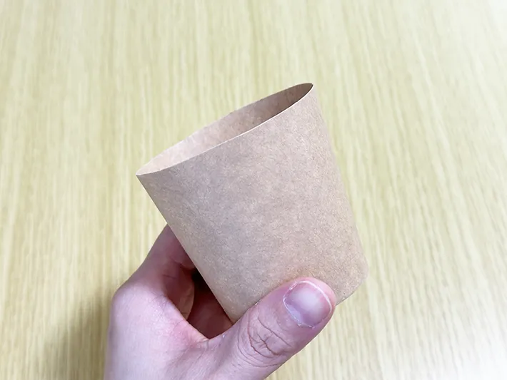 紙コップ2つで作る『小さなペダルつきゴミ箱』の画像（撮影：grapeライフハック編集部）