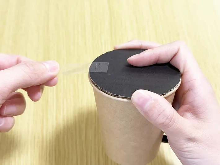 紙コップ2つで作る『小さなペダルつきゴミ箱』の画像（撮影：grapeライフハック編集部）