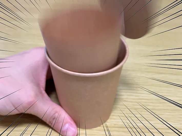 紙コップ2つで作る『小さなペダルつきゴミ箱』の画像（撮影：grapeライフハック編集部）