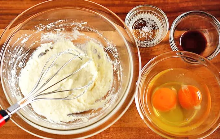 『豆腐入り玉子焼き』を作る写真（撮影：小泉明代）