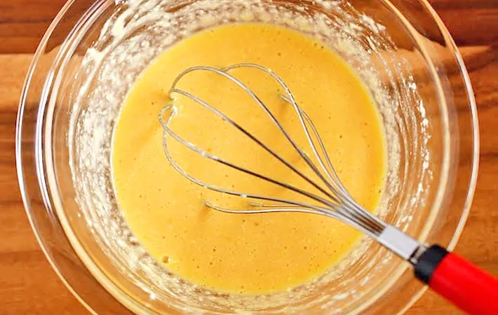 『豆腐入り玉子焼き』を作る写真（撮影：小泉明代）