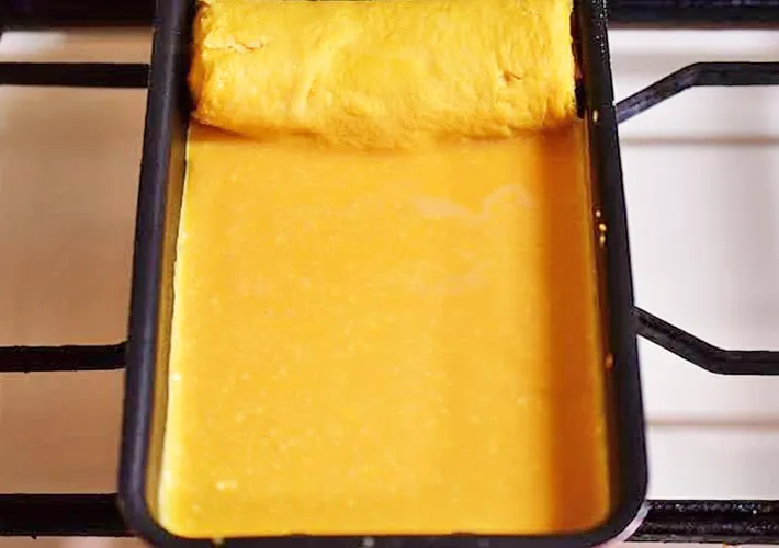 『豆腐入り玉子焼き』を作る写真（撮影：小泉明代）