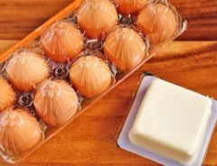 『豆腐とパック入り卵』の写真（撮影：小泉明代）