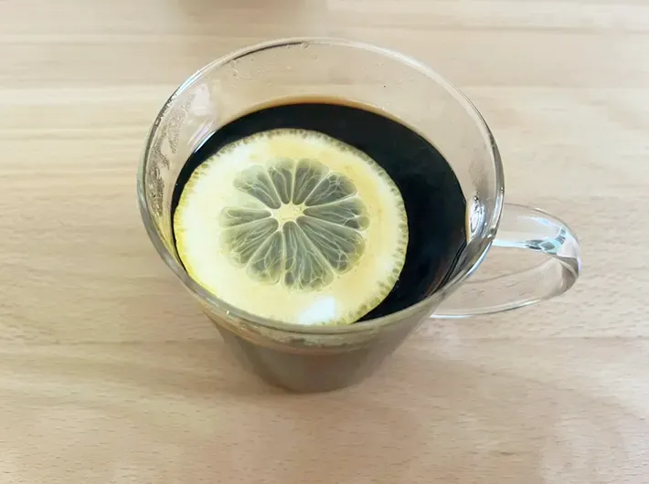 レモンを浮かべたホットコーヒーの写真（撮影：grapeフード編集部）