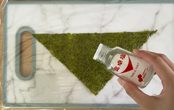 三角にカットした海苔の写真（撮影：grapeフード編集部）