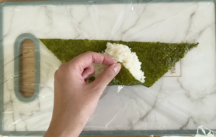 ご飯で海苔を包んでいる調理写真（撮影：grapeフード編集部）