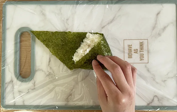 ご飯で海苔を包んでいる調理写真（撮影：grapeフード編集部）