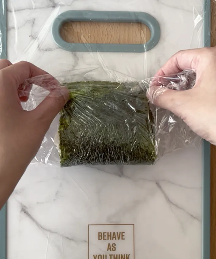 折りたたんで作るおにぎりの調理写真（撮影：grapeフード編集部）