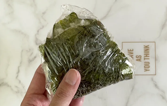 ラップに包んだおにぎりの写真（撮影：grapeフード編集部）