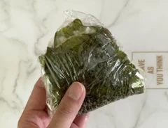 ラップに包んだおにぎりの写真（撮影：grapeフード編集部）