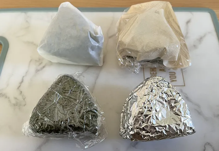 ラップ、アルミホイル、クッキングシート、コーヒーフィルターで包んだおにぎりの写真（撮影：grapeフード編集部）