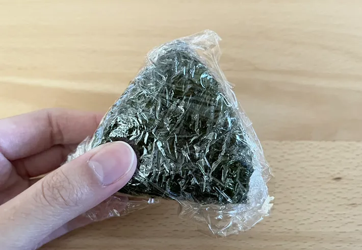 ラップで包んだおにぎりの写真（撮影：grapeフード編集部）