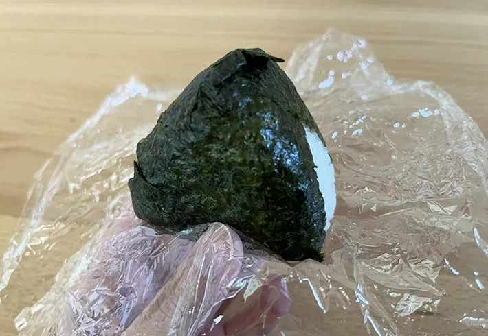 ラップで包んだおにぎりの写真（撮影：grapeフード編集部）