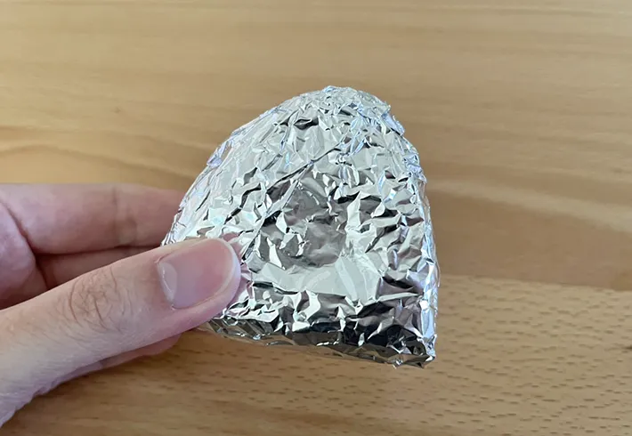 アルミホイルで包んだおにぎりの写真（撮影：grapeフード編集部）