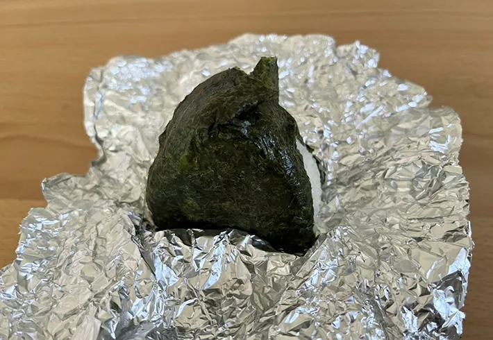 アルミホイルで包んだおにぎりの写真（撮影：grapeフード編集部）