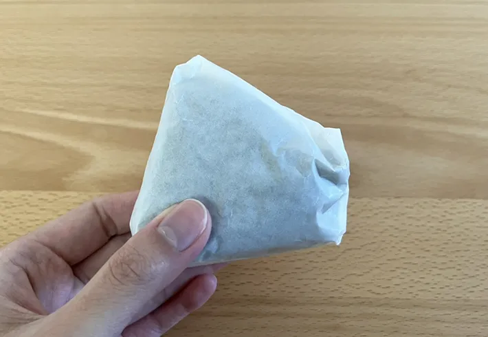 クッキングシートで包んだおにぎりの写真（撮影：grapeフード編集部）