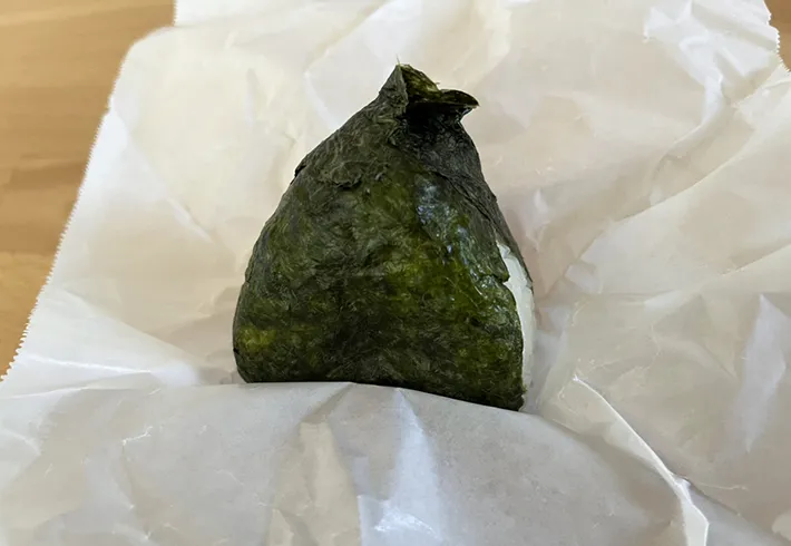 クッキングシートで包んだおにぎりの写真（撮影：grapeフード編集部）