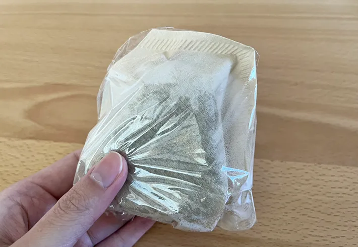 コーヒーフィルターで包んだおにぎりの写真（撮影：grapeフード編集部）