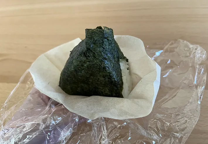 コーヒーフィルターで包んだおにぎりの写真（撮影：grapeフード編集部）
