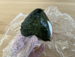 ラップで包んだおにぎりの写真（撮影：grapeフード編集部）