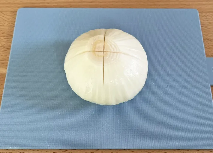 十字に切り込みを入れた新タマネギの写真（撮影：grapeフード編集部）
