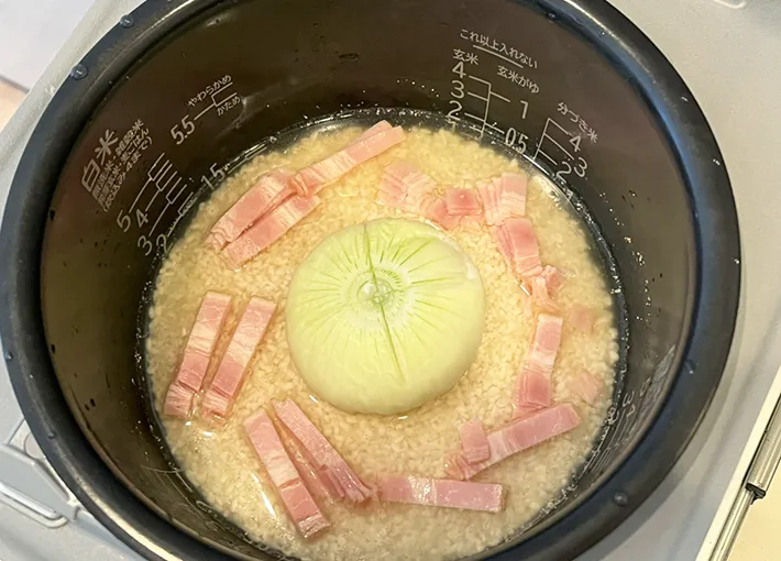 炊飯前の新タマネギ炊き込みご飯の写真（撮影：grapeフード編集部）