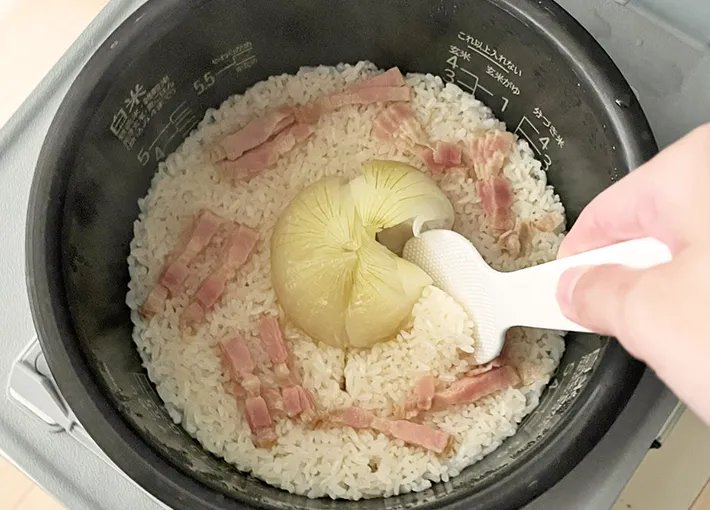 炊き上がった新タマネギ炊き込みご飯の写真（撮影：grapeフード編集部）