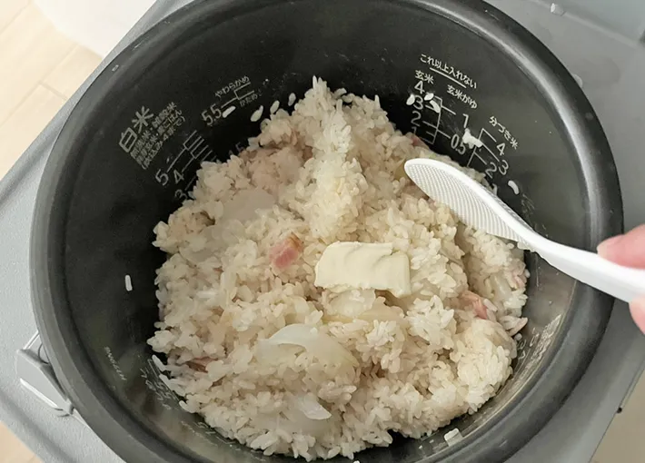 バターを混ぜた新タマネギ炊き込みご飯の写真（撮影：grapeフード編集部）