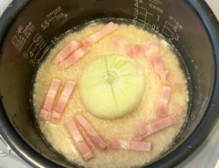 炊飯前の新タマネギ炊き込みご飯の写真（撮影：grapeフード編集部）