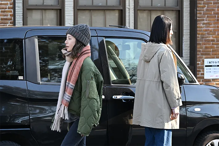 『夫に間違いありません』に出演する松下奈緒さんと桜井ユキさんが写る場面写真