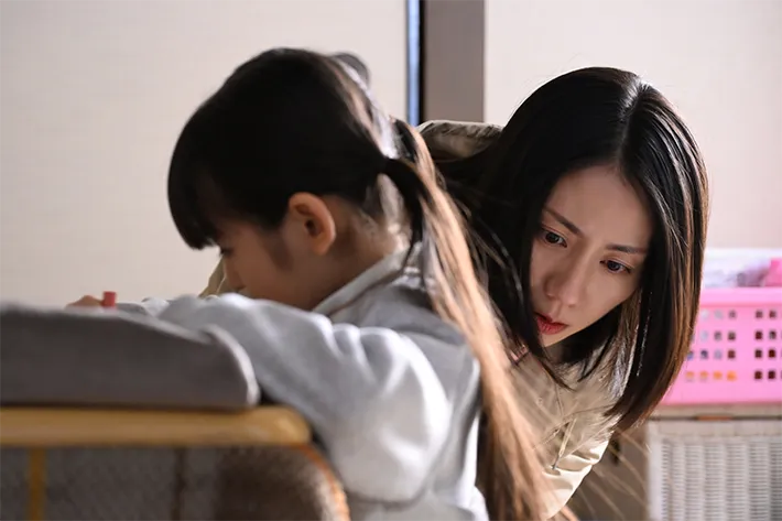 『夫に間違いありません』に出演する松下奈緒さんと磯村アメリさんが写る場面写真