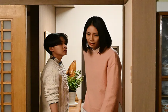 『夫に間違いありません』に出演する松下奈緒さんと山﨑真斗さんが写る場面写真