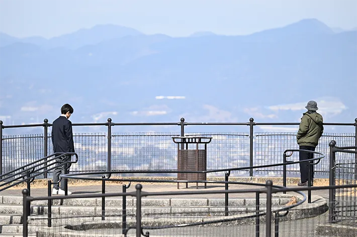 『夫に間違いありません』に出演する安田 顕さんと山﨑真斗さんが写る場面写真