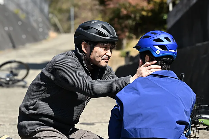 『夫に間違いありません』に出演する安田 顕さんが写る場面写真