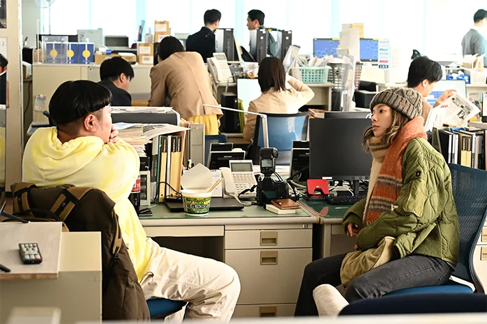 『夫に間違いありません』に出演する桜井ユキさんと大朏岳優さんが写る場面写真