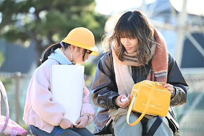 『夫に間違いありません』に出演する桜井ユキさんが写る場面写真