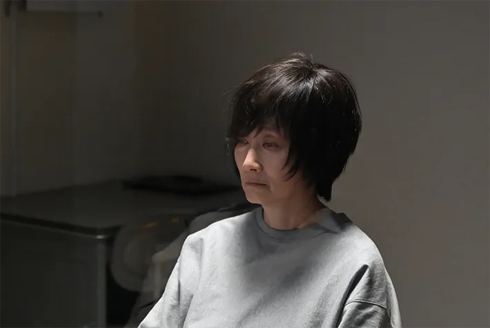 『夫に間違いありません』に出演する余 貴美子さんが写る場面写真