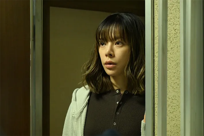 『夫に間違いありません』に出演する桜井ユキさんが写る場面写真