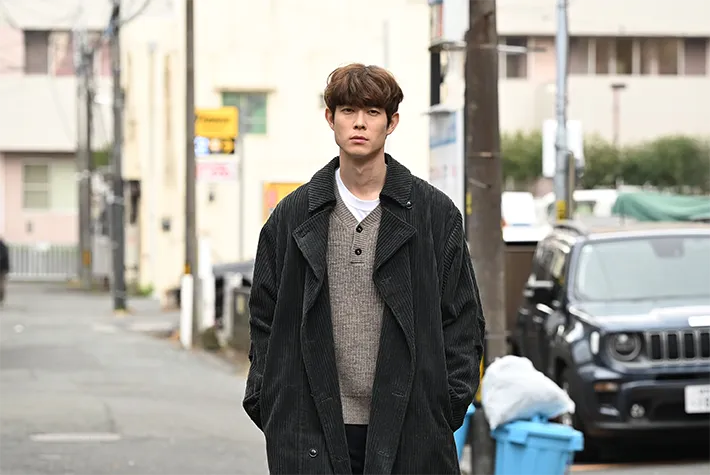 『夫に間違いありません』に出演する宮沢氷魚さんが写る場面写真