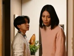 『夫に間違いありません』に出演する松下奈緒さんと山﨑真斗さんが写る場面写真