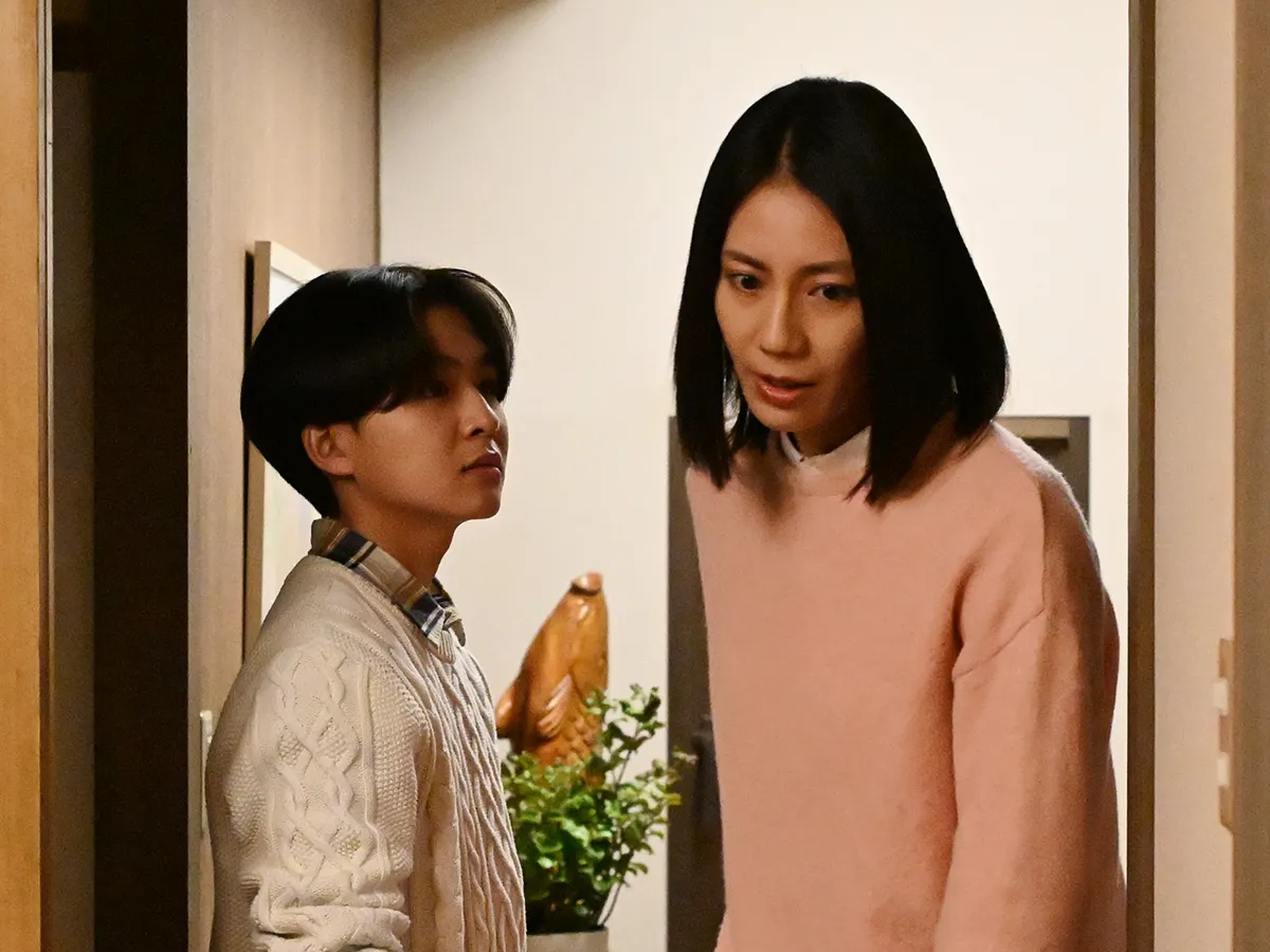 『夫に間違いありません』に出演する松下奈緒さんと山﨑真斗さんが写る場面写真