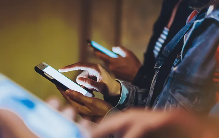 動画をSNSで見る人の写真