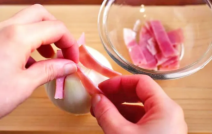 『丸ごと新タマネギのレンジ蒸し』を作る写真（撮影：小泉明代）