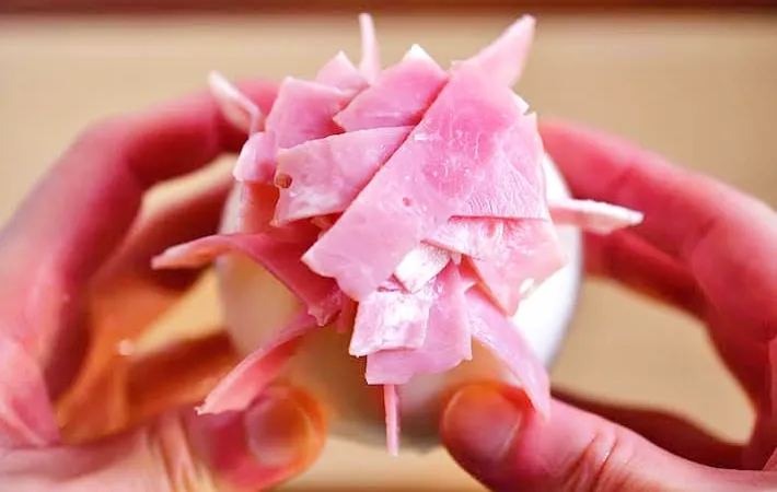 『丸ごと新タマネギのレンジ蒸し』を作る写真（撮影：小泉明代）