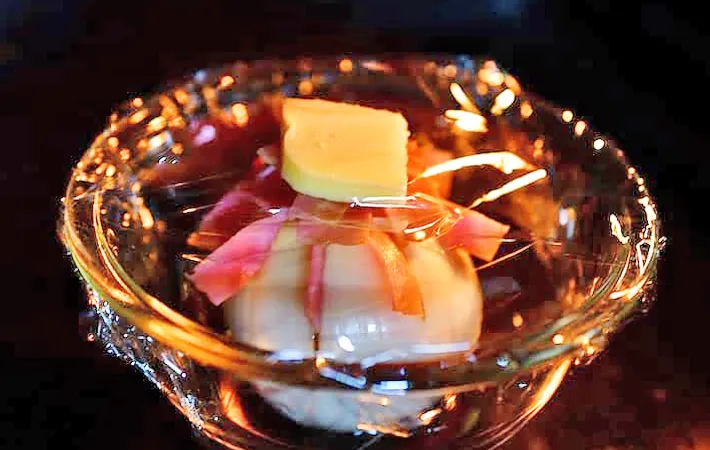 『丸ごと新タマネギのレンジ蒸し』を作る写真（撮影：小泉明代）