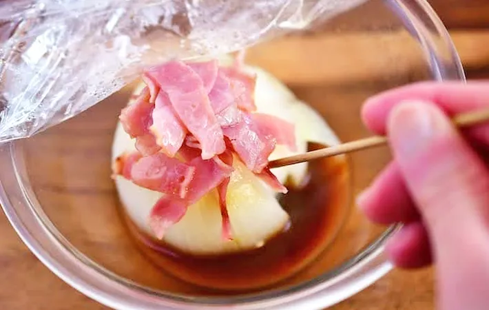 『丸ごと新タマネギのレンジ蒸し』を作る写真（撮影：小泉明代）